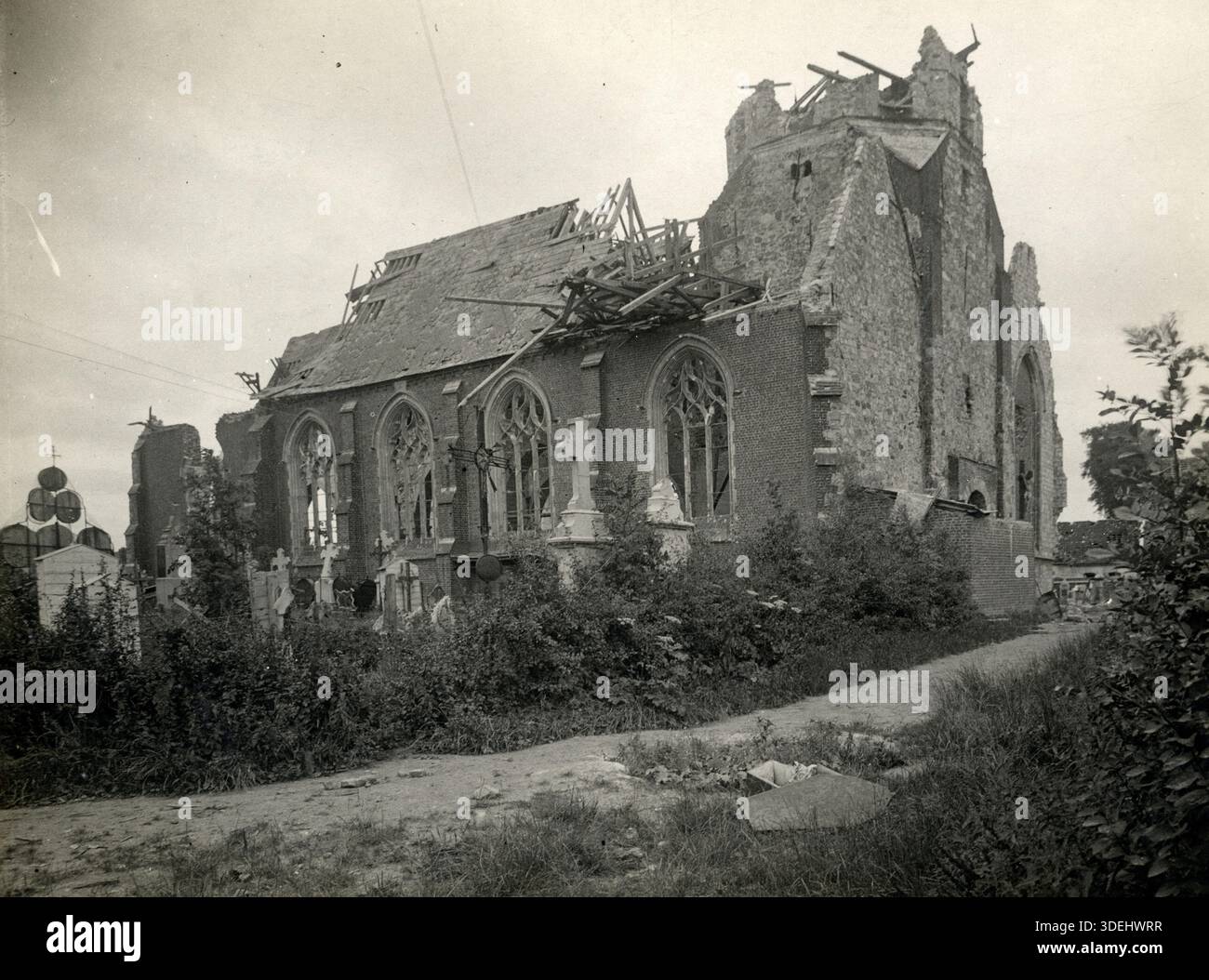 Une église détruite par des obus allemands à Richebourg, France en 1915 pendant la première Guerre mondiale. Photographe : H. D. Girdwood. Banque D'Images