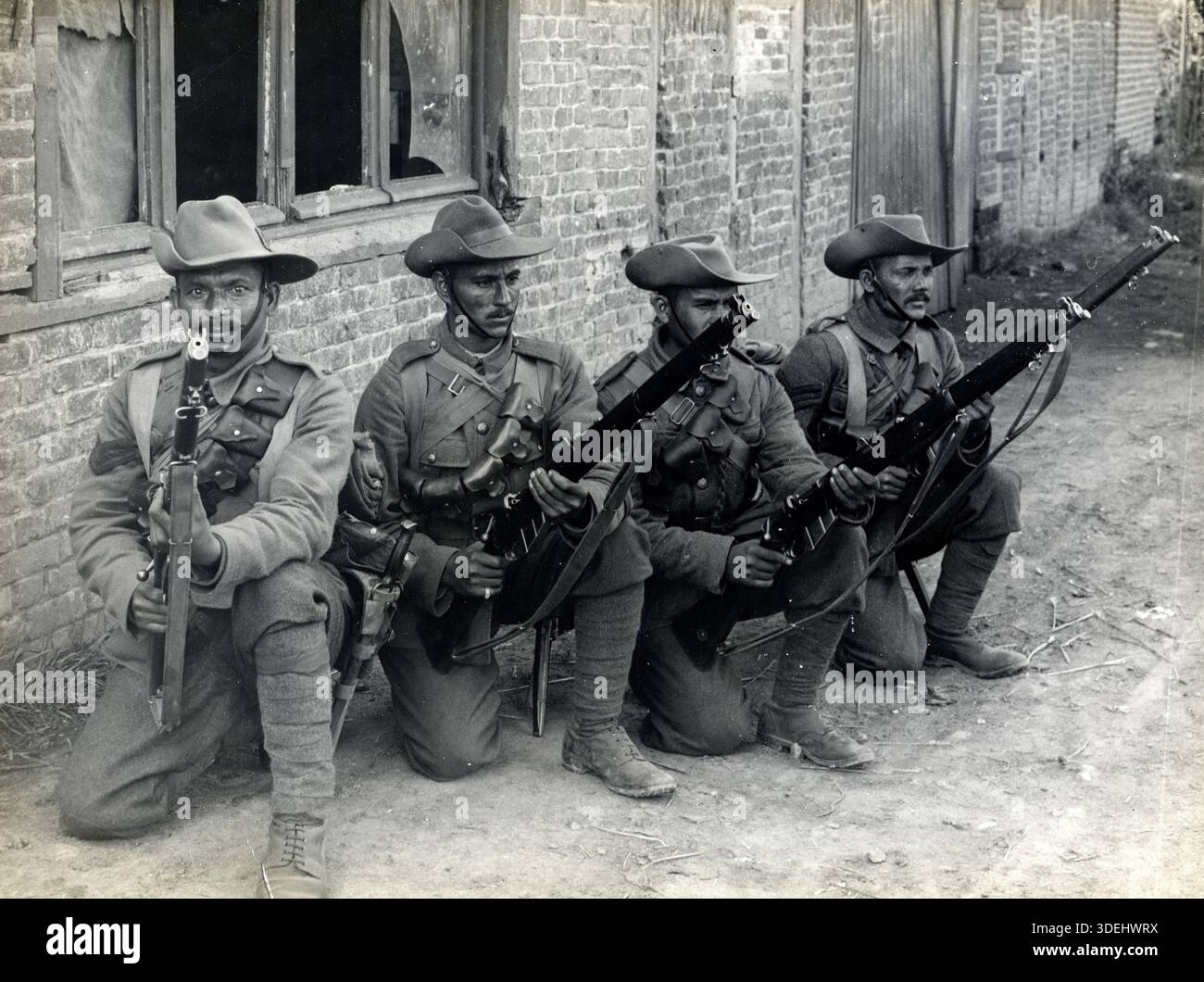 Tirailleurs Garhwal typiques sur la garde de Estaire la Bassée Road, France en 1915 pendant la première Guerre mondiale. Photographe : H. D. Girdwood. Banque D'Images