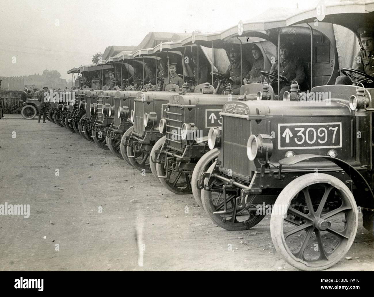 Colonne d'approvisionnement en attente de chargement à la gare d'aire, France en 1915 pendant la première Guerre mondiale. Photographe : H. D. Girdwood. Banque D'Images