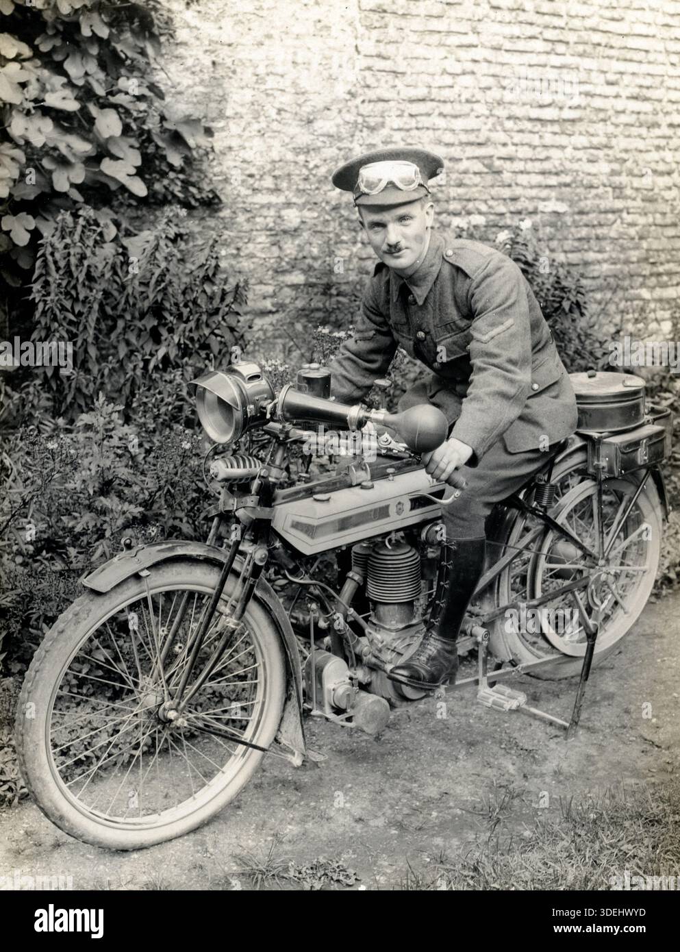 Un pilote d'expédition posant sur sa moto en France en 1915 pendant la première Guerre mondiale. Photographe : H. D. Girdwood. Banque D'Images