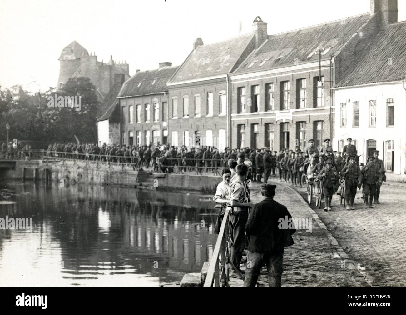 Soldats marchant dans le village de la Gorgue en France, se dirigeant vers les lignes de front. Photographe : H. D. Girdwood. Banque D'Images
