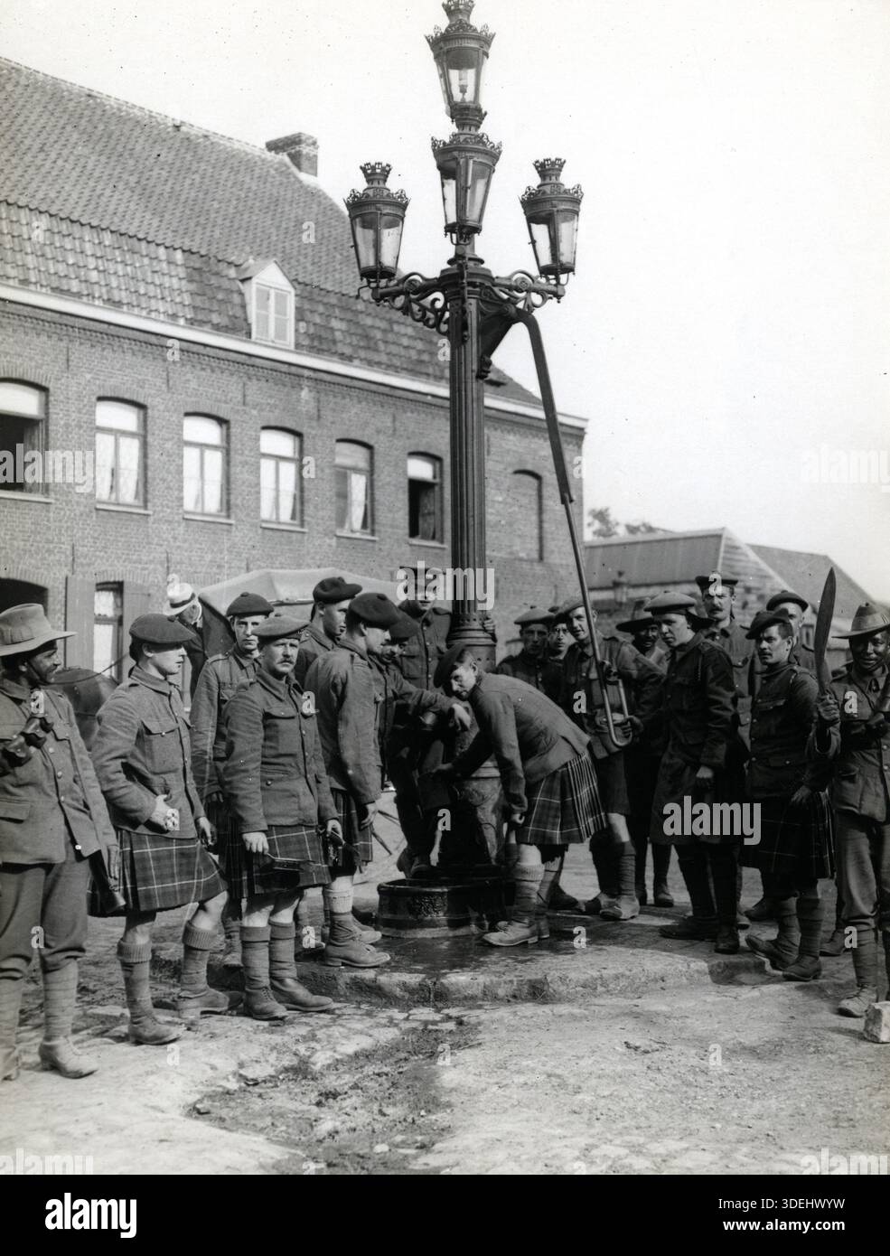 Soldats écossais à la pompe de la ville de la Gorgue, France en 1915 pendant la première Guerre mondiale. Photographe : H. D. Girdwood. Banque D'Images