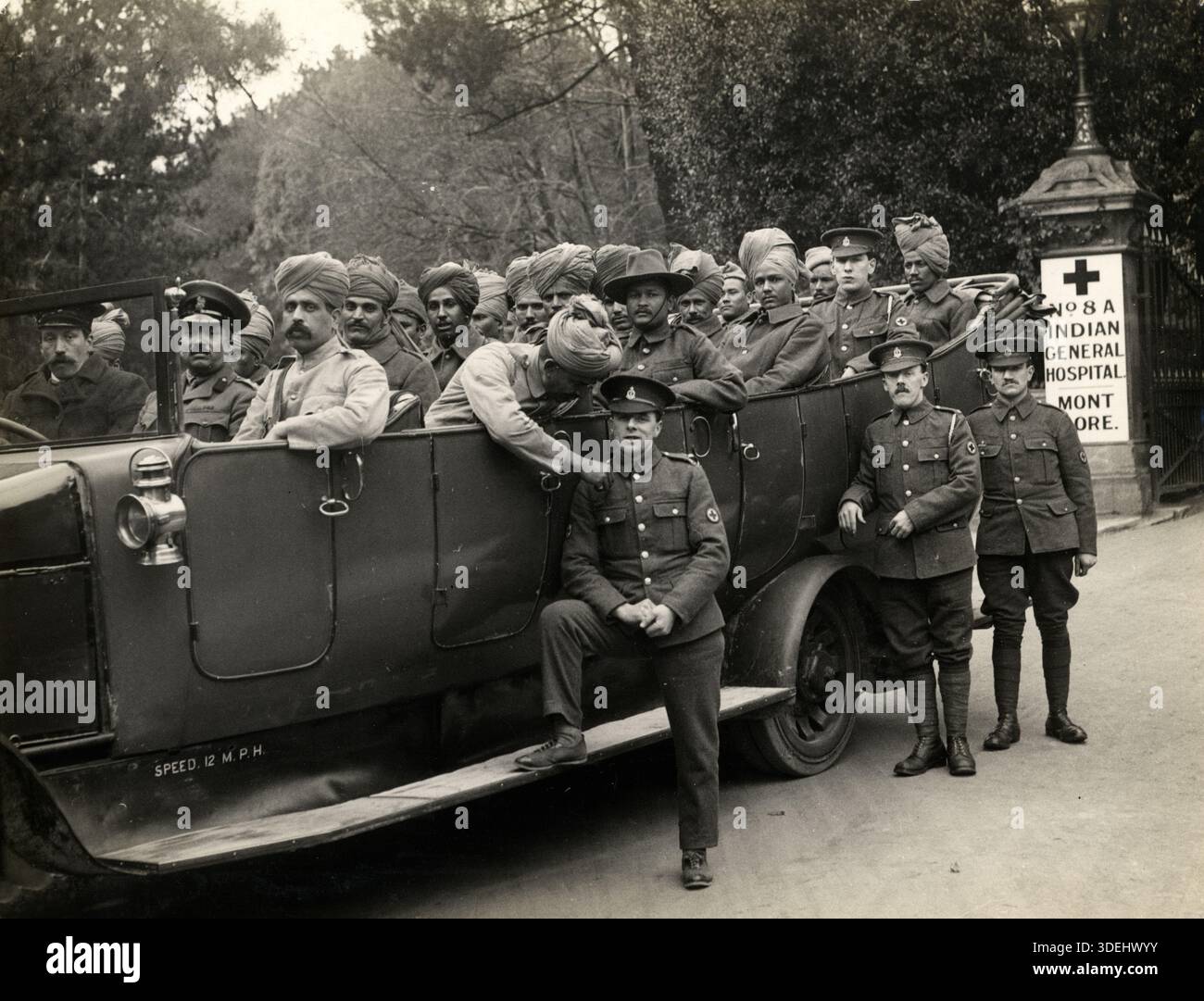 Soldats indiens blessés pour un trajet en voiture de l'hôpital Mount Dore, à Bournemouth. Photographe : H. D. Girdwood. Banque D'Images