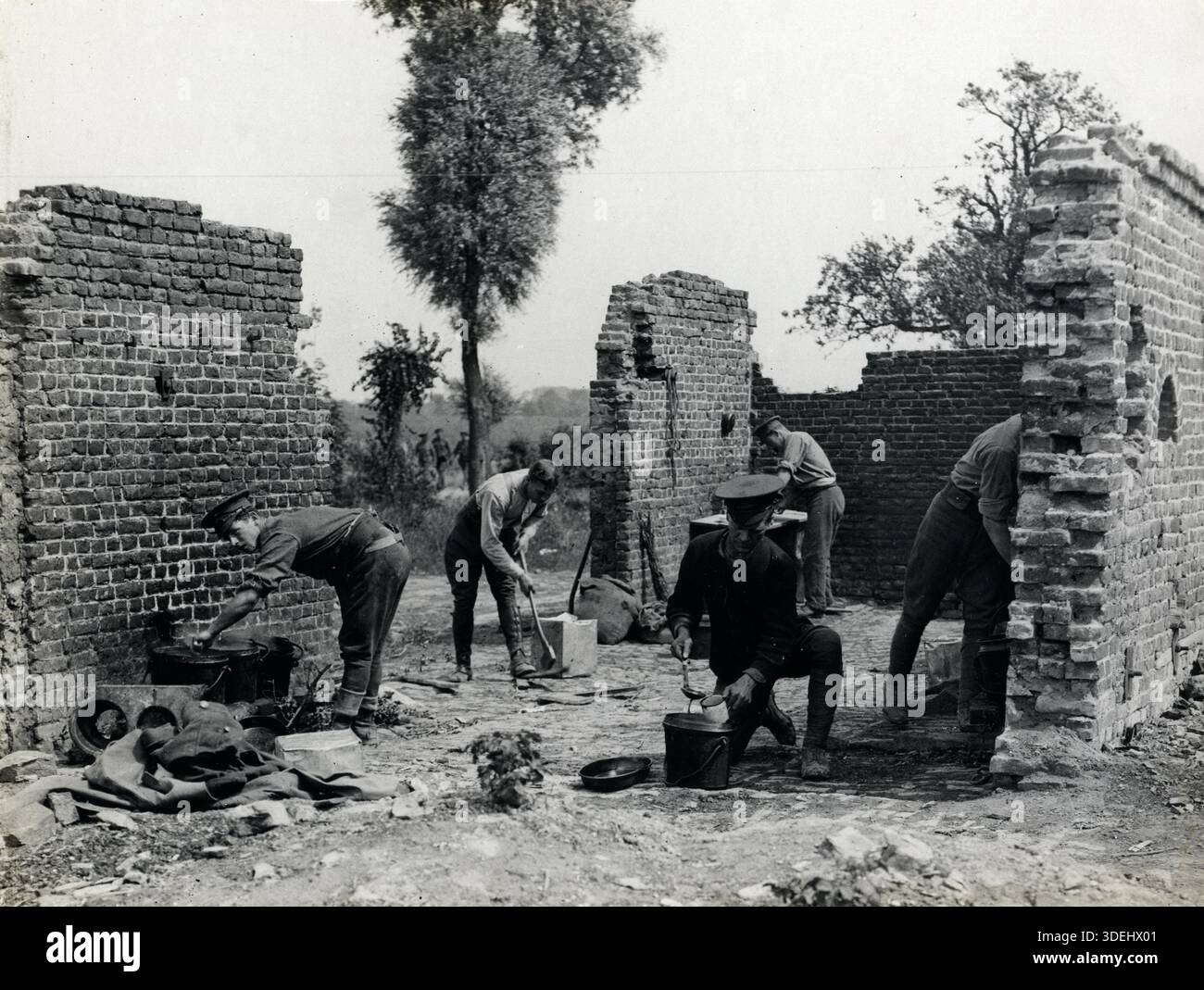 Cuisiner des dîners dans la zone de première ligne à Laventie, France en 1915 pendant la première Guerre mondiale. Photographe : H. D. Girdwood. Banque D'Images