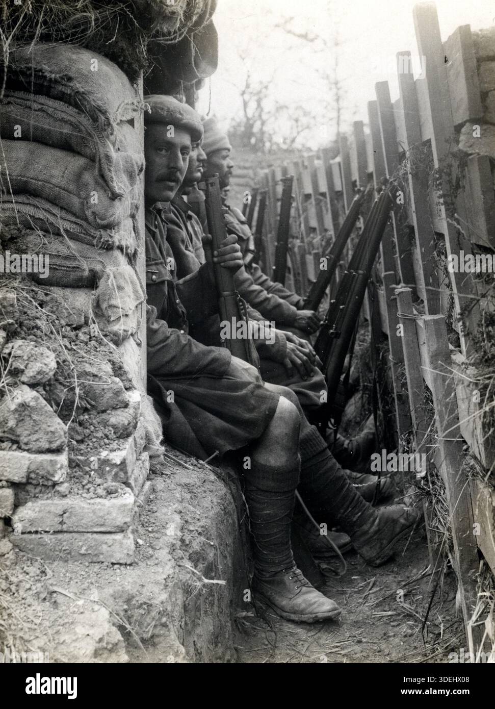 Highlanders et Dogras dans une tranchée près de Fauquissart, France en 1915 pendant la première Guerre mondiale. Photographe : H. D. Girdwood. Banque D'Images