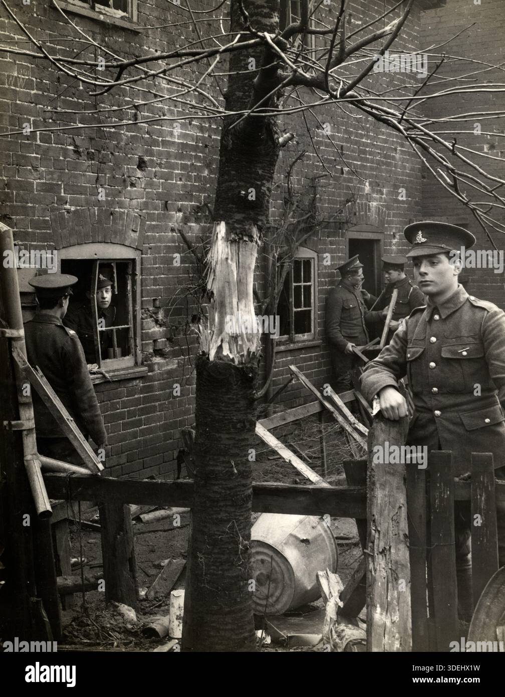 Dégâts causés par les raids de zeppelin en Angleterre pendant la première Guerre mondiale. Photographe : H. D. Girdwood. Banque D'Images
