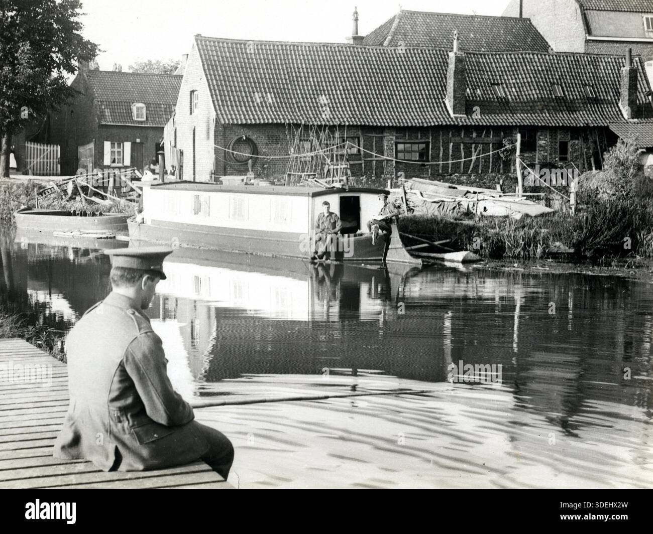 Soldats pêchant dans un canal des Flandres près de Merville, France en 1915 pendant la première Guerre mondiale. Photographe : H. D. Girdwood. Banque D'Images