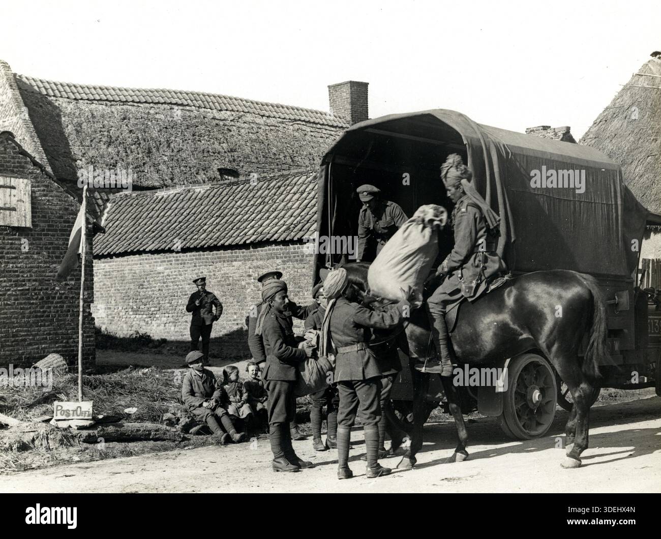 Arrivée du courrier au bureau de poste de la brigade à Linghem, France en 1915 pendant la première Guerre mondiale. Photographe : H. D. Girdwood. Banque D'Images