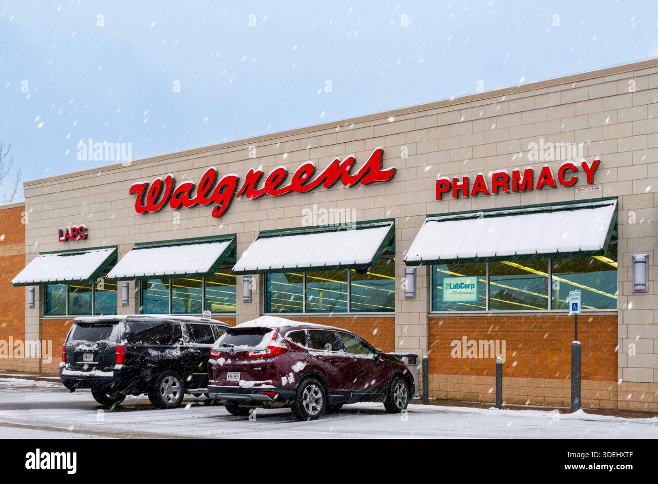 New Hartford, NY - 4 janvier 2026 : vitrine de la pharmacie Walgreens avec signalisation LabCorp, extérieur enneigé et visibilité de la marque pendant l'activité Banque D'Images