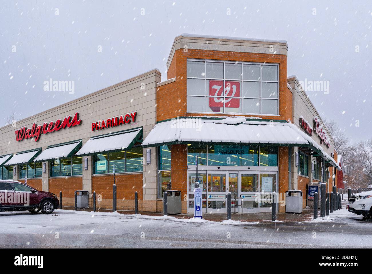 New Hartford, NY - 4 janvier 2026 : vitrine de la pharmacie Walgreens avec signalisation LabCorp, extérieur enneigé et visibilité de la marque pendant l'activité Banque D'Images
