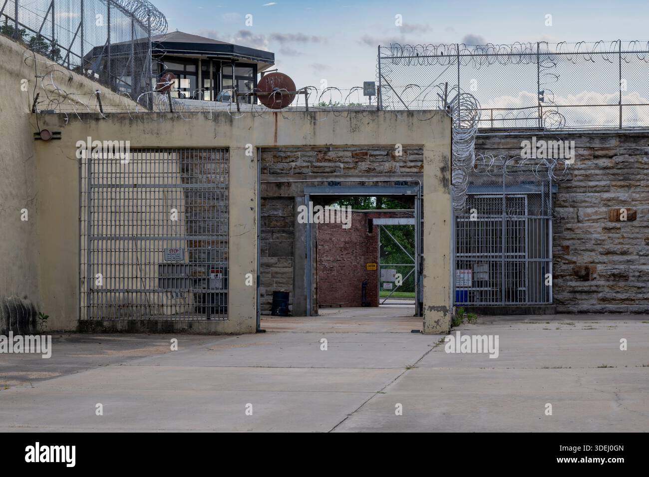 Lansing, Kansas. Entrée de la prison avec tour de garde. Banque D'Images