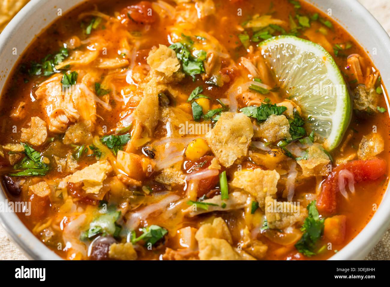 Soupe salée de tortilla au poulet maison avec haricots et maïs Banque D'Images