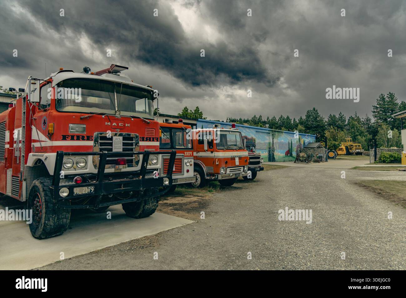 Des camions de pompiers Mack garés sous Stormy Sky Banque D'Images