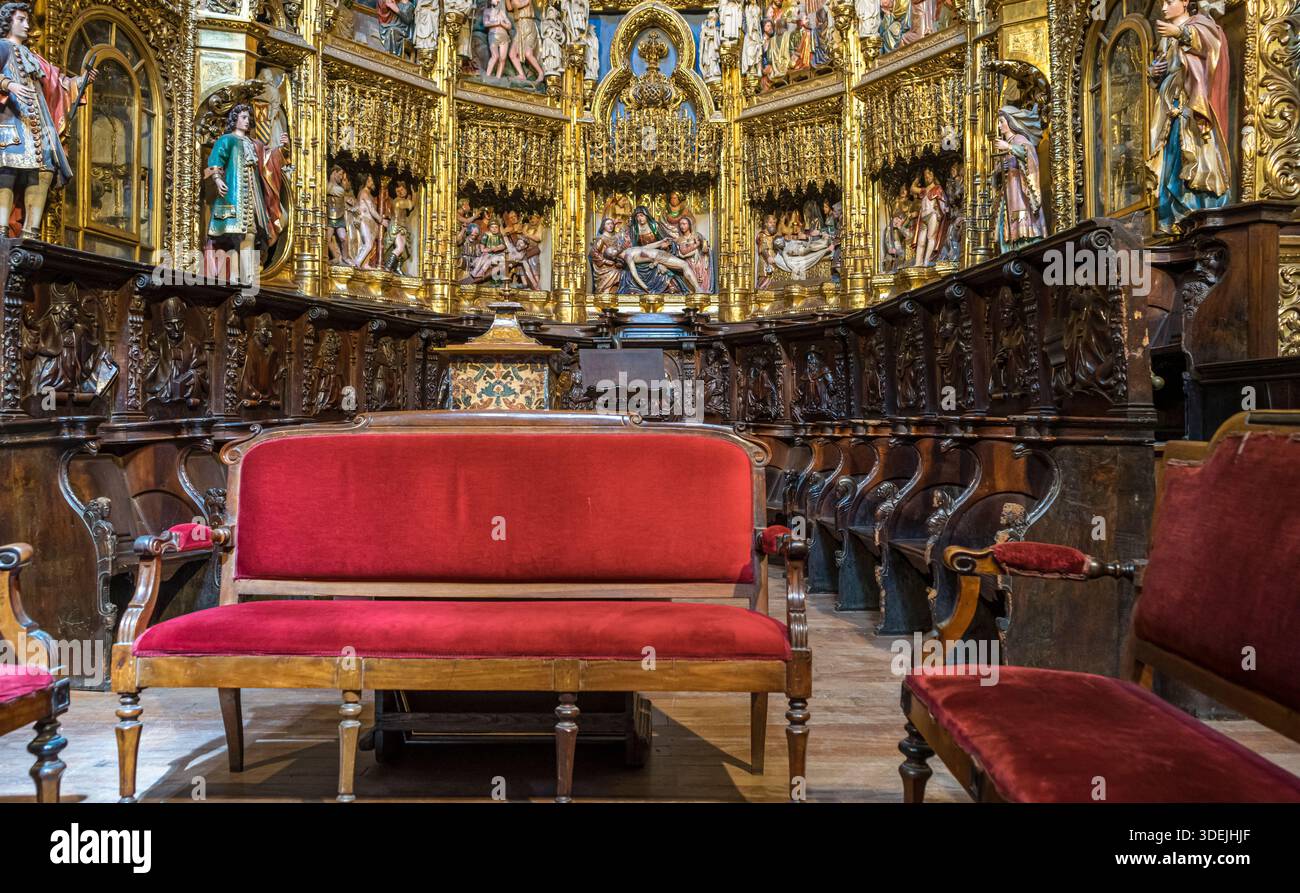 Intérieur d'une cathédrale richement décorée à Orense.. Cathédrale d'Orense, Espagne, bois Banque D'Images