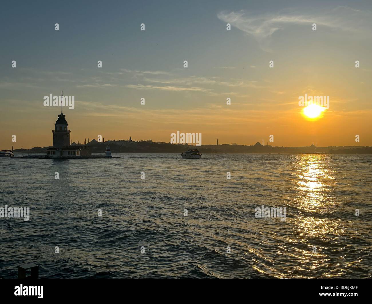 Coucher de soleil sur la Maiden's Tower ou Kiz Kulesi au milieu du détroit du Bosphore à Istanbul. Banque D'Images