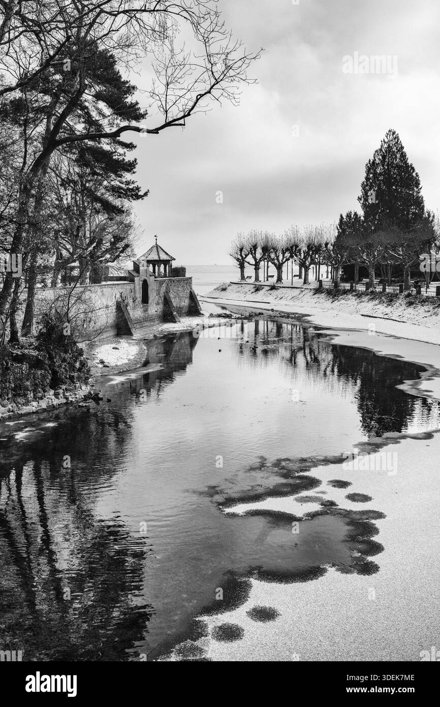 Le canal de l'île sur les rives du lac de Constance et l'entonnoir de Constance, l'île dominicaine à gauche, le jardin de la ville à droite, noir et blanc ph Banque D'Images