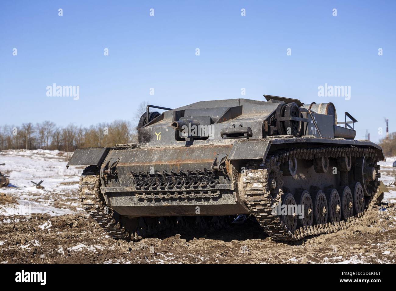 Saint-Pétersbourg, Russie - mars 2022 : arme d'assaut Sturmgeschutz III (StuG III) à la portée du char. Parc militaire atterrissage en acier à Krasnoye Selo Banque D'Images