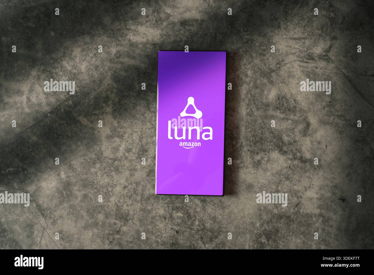 Photo plate de smartphone affichant la plate-forme de jeu Amazon Luna sur l'écran. Plate-forme de jeu cloud Amazon Prime. Banque D'Images