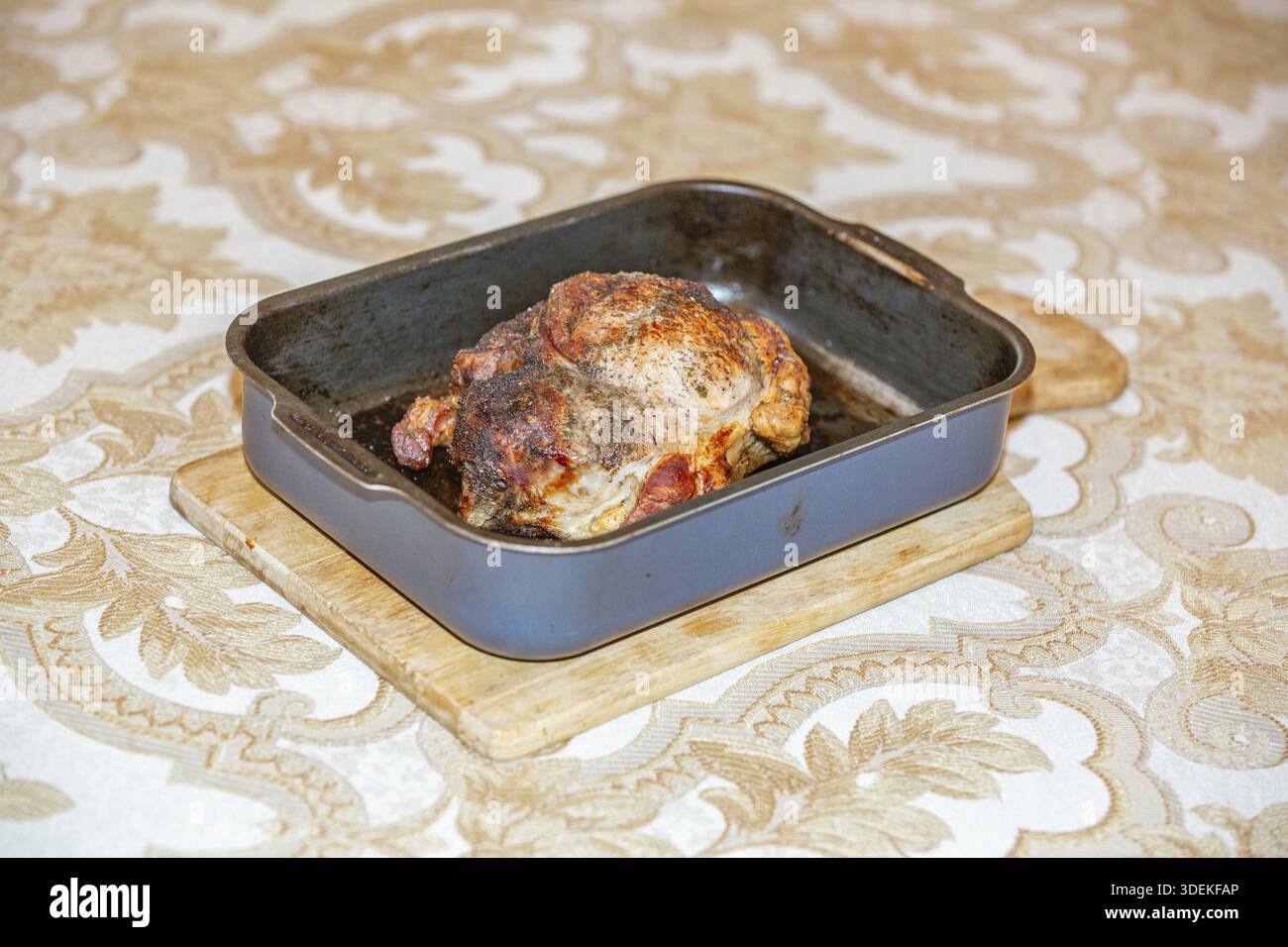 Un grand morceau de jambon de porc juteux est frit et servi sur la table Banque D'Images