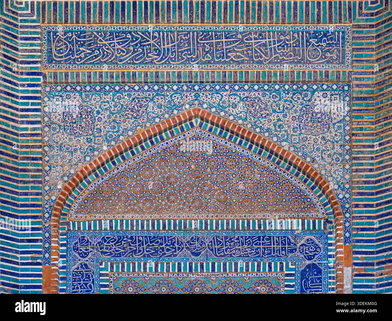Thatta, Sindh, Pakistan - 11 09 2025 : vue d'un décor floral traditionnel bleu et géométrique en mosaïque et inscription sur le mur de l'ancienne mosquée Shah Jahan Banque D'Images