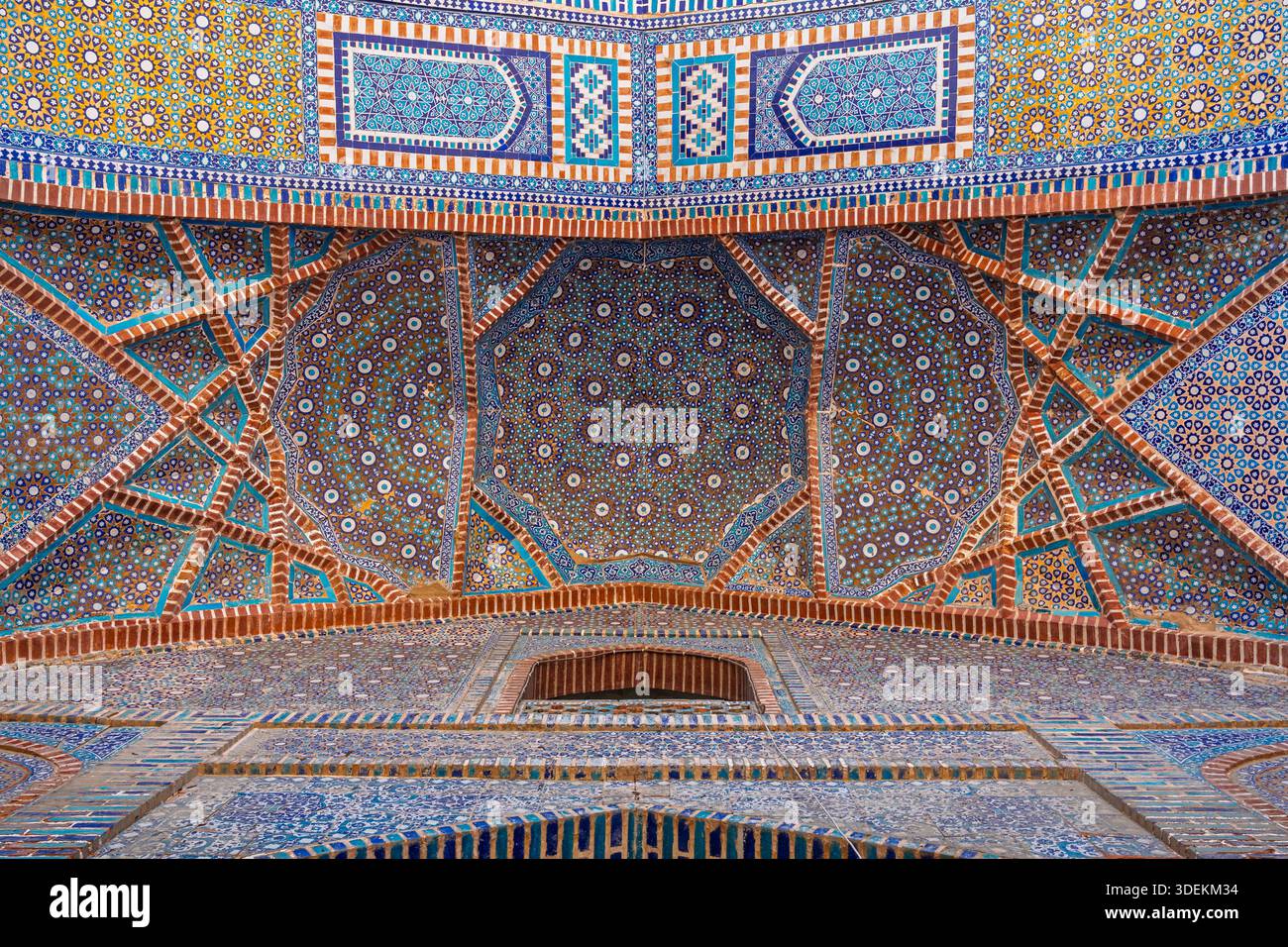 Thatta, Sindh, Pakistan - 11 09 2025 : vue de mosaïque bleue traditionnelle florale et géométrique sur plafond voûté de l'ancienne mosquée Shah Jahan Banque D'Images