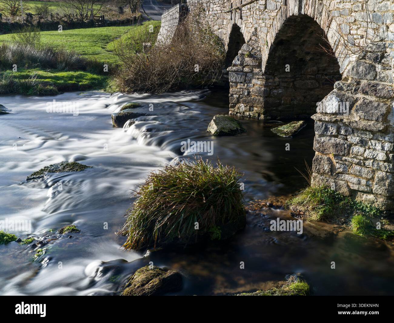 POSTBRIDGE DARTMOOR CLAPPER BRIDGE DU XIIIE SIÈCLE ANCIEN PONT AU-DESSUS DE LA RIVIÈRE DART POSTBRIDGE PARC NATIONAL DE DARTMOOR POSTBRIDGE Banque D'Images