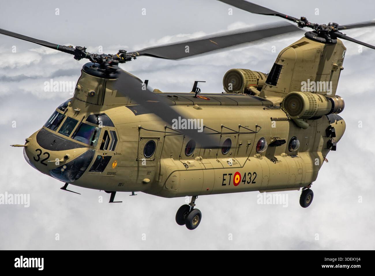 Cette image représente un hélicoptère de transport lourd Boeing CH-47F Chinook de l'armée espagnole volant air-air au Festival Aéreo Internacional AIRE 25 au San Javier Airshow. Les turboréacteurs jumelés T55-GA-714A et les rotors tandem du CH-47F Chinook lui permettent de transporter efficacement troupes, véhicules et marchandises. Le cockpit numérique avancé améliore la gestion de la navigation et des missions dans des contextes opérationnels variés. Banque D'Images