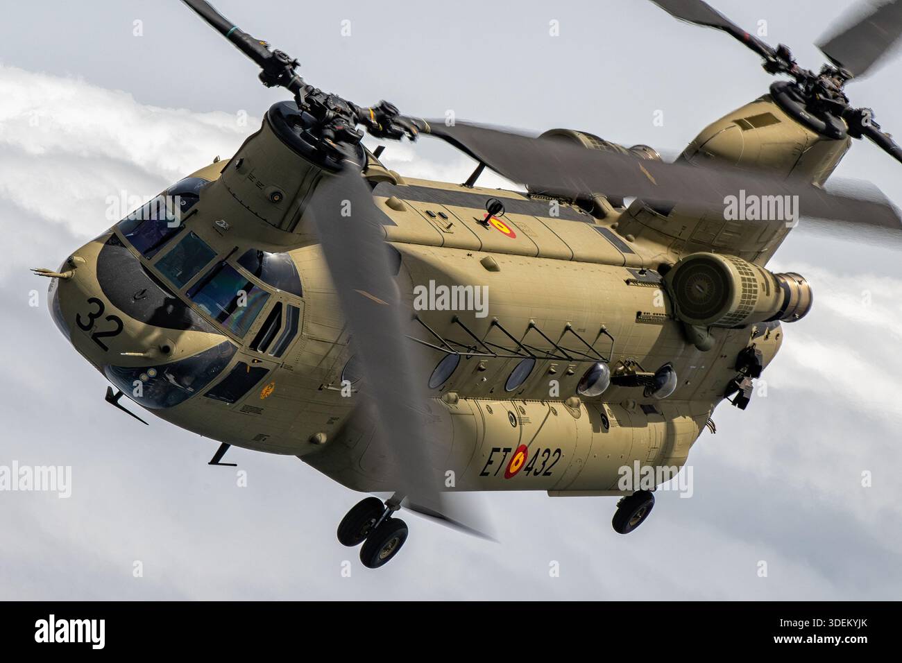 Cette image montre un hélicoptère de transport lourd Boeing CH-47F Chinook de l'armée espagnole effectuant un vol air-air au Festival Aéreo Internacional AIRE AIRE 25 au San Javier Airshow. Le CH-47F Chinook est équipé de deux turbomoteurs T55-GA-714A, de rotors tandem et d'un cockpit numérique avancé et est utilisé dans le transport de personnel, de marchandises et d'équipements logistiques pour les missions militaires. Banque D'Images