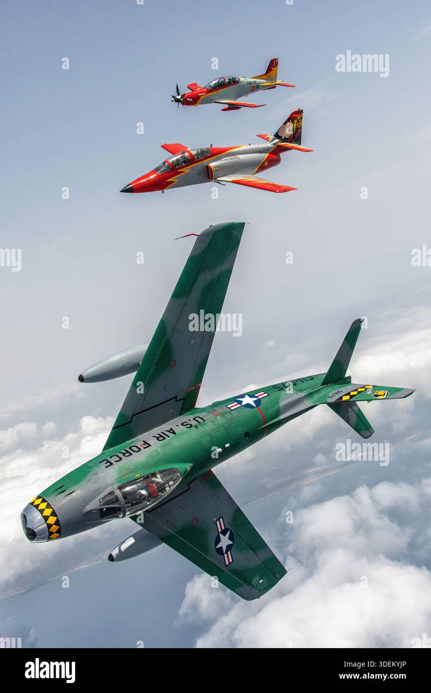 Image air-air d'une formation acrobatique bancaire composée d'un Canadair CL-13B Sabre 6, d'un CASA C-101EB Aviojet et d'un Pilatus PC-21 au Festival Aéreo Internacional AIRE AIRE 25 à San Javier. Le Sabre utilise un turboréacteur Orenda 14, le C-101EB utilise un turboréacteur Garrett TFE731 avec système de fumée acrobatique, et le PC-21 est propulsé par un turbopropulseur Pratt & Whitney Canada PT6A-68B, démontrant le vol coordonné par différents types d'avions d'entraînement. Banque D'Images