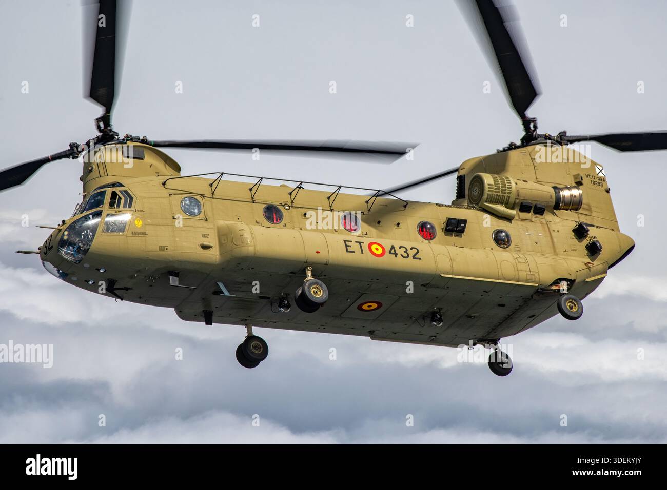 Cette image montre un hélicoptère de transport lourd Boeing CH-47F Chinook de l'armée espagnole qui se déplace lors d'un vol air-air au Festival Aéreo Internacional AIRE 25 au San Javier Airshow. Le CH-47F Chinook est équipé de deux turbomoteurs T55-GA-714A, de rotors tandem et d'un cockpit numérique avancé. Il est utilisé pour déplacer des troupes, des marchandises et des équipements dans les opérations de transport militaire. Banque D'Images