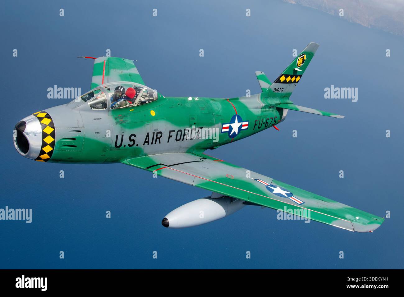 Cette image montre un chasseur Canadair CL-13B Sabre Mk.6 dans la peinture d'exposition de l'US Air Force volant air-air au Festival Aéreo Internacional AIRE AIRE 25 pendant le San Javier Airshow. Le Sabre Mk.6 est un chasseur monoplace à aile en flèche construit sous licence de North American Aviation par Canadair, propulsé par un seul turboréacteur Avro Canada Orenda 14 produisant une poussée de 7 275 lb, connu pour son rôle d'avion de supériorité aérienne de l'époque de la Guerre froide. Banque D'Images