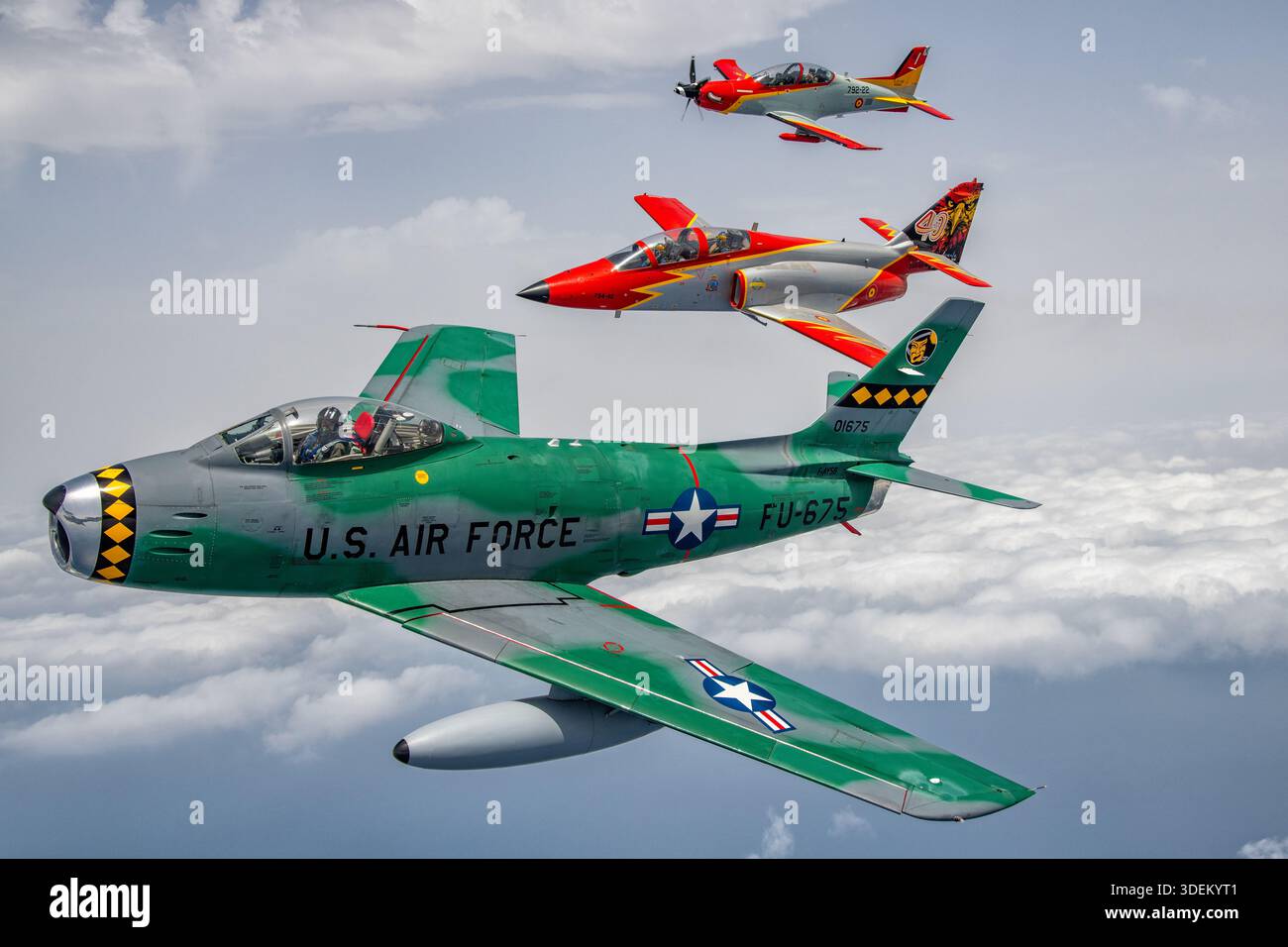 Photographie air-air d'un Canadair CL-13B Sabre 6, d'un CASA C-101EB Aviojet et d'un Pilatus PC-21 volant en formation lors du Festival Aéreo Internacional AIRE AIRE 25 à San Javier. Le Sabre est propulsé par un turboréacteur Orenda 14, le C-101EB par un turboréacteur Garrett TFE731 et le PC-21 par un turbopropulseur Pratt & Whitney Canada PT6A-68B, présentant différents systèmes de propulsion utilisés dans l'entraînement de l'aviation militaire et les rôles d'exposition. Banque D'Images
