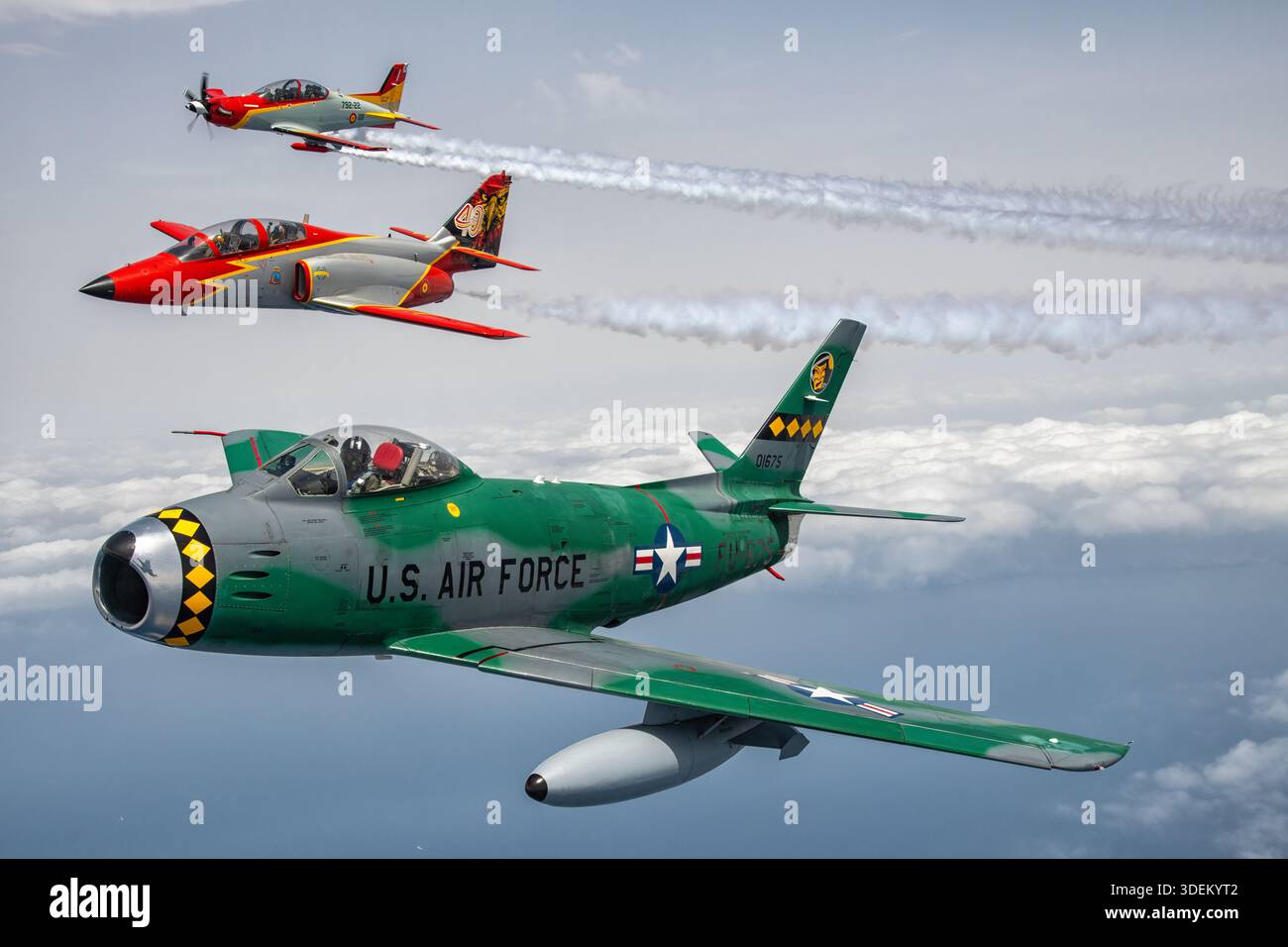 Scène air-air d’un Canadair CL-13B Sabre 6, d’un CASA C-101EB Aviojet et d’un Pilatus PC-21 volant ensemble lors d’une exposition coordonnée au Festival Aéreo Internacional AIRE 25 à San Javier. Le Sabre utilise un turboréacteur Orenda 14, le C-101EB fonctionne avec un turboréacteur Garrett TFE731 et un équipement de fumées, et le PC-21 est propulsé par un turbopropulseur Pratt & Whitney Canada PT6A-68B, illustrant les diverses technologies de propulsion des entraîneurs militaires. Banque D'Images