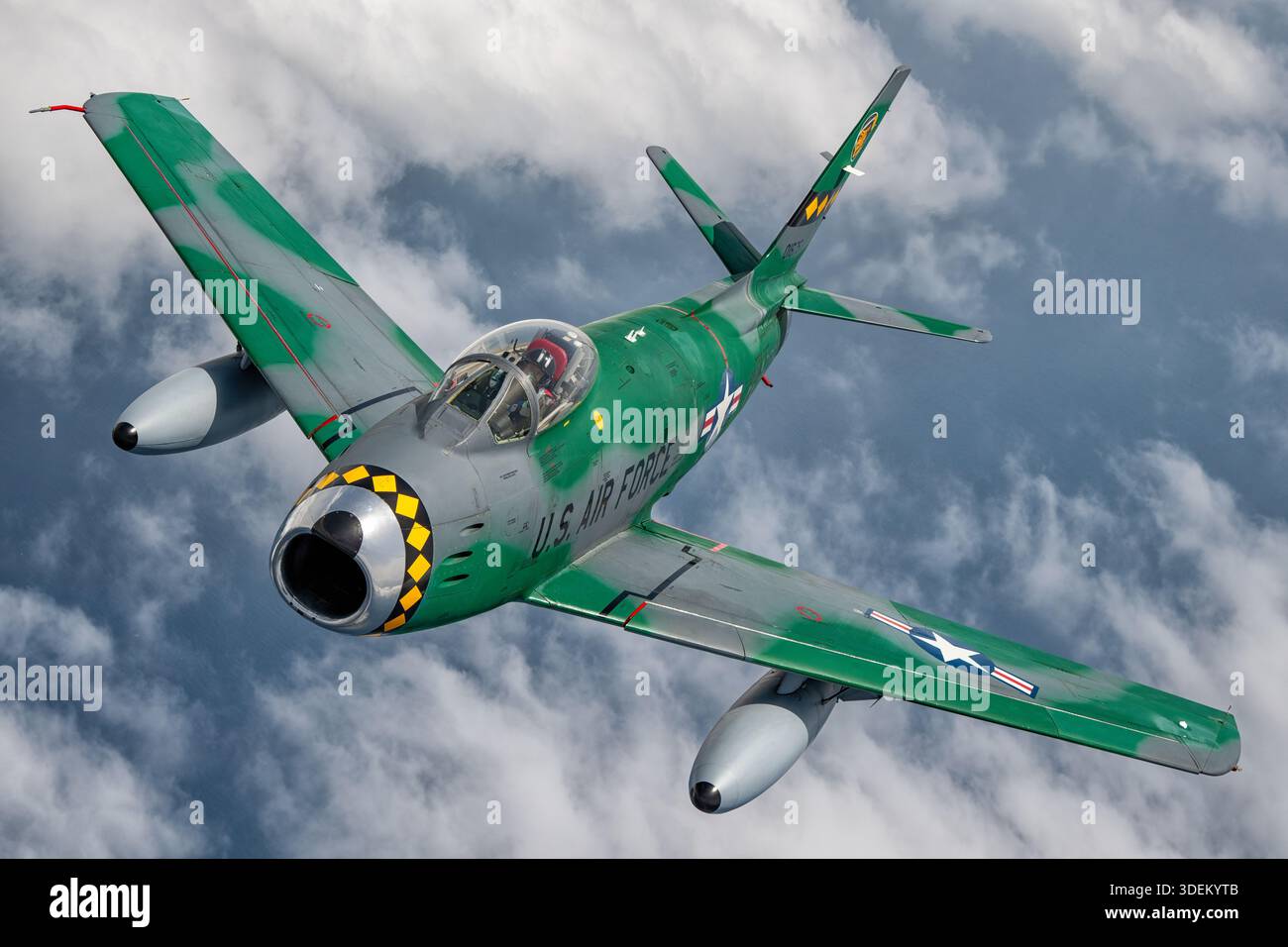 Photographie en gros plan air-air d'un Canadair CL-13B Sabre 6 dans la peinture d'exposition de l'armée de l'air des États-Unis lors du Festival Aéreo Internacional AIRE 25 au San Javier Airshow. L'avion est une variante canadienne du F-86 Sabre et est propulsé par un turboréacteur Orenda 14. L'image met en évidence la zone du poste de pilotage, la position du pilote et la conception classique du chasseur à ailes en flèche piloté dans un environnement de démonstration contrôlé. Banque D'Images