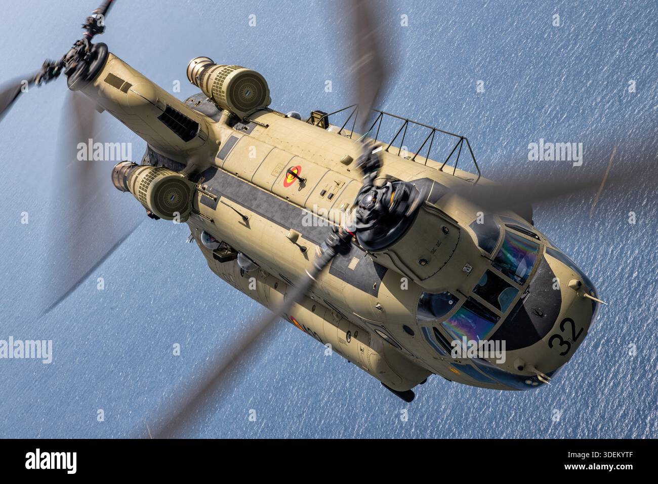 Cette image montre un hélicoptère de transport lourd Boeing CH-47F Chinook de l'armée espagnole qui se déplace en vol air-air au Festival Aéreo Internacional AIRE 25 au San Javier Airshow. Le CH-47F Chinook est propulsé par deux turbomoteurs T55-GA-714A, dispose de rotors tandem, d'un cockpit numérique avancé et est utilisé pour déplacer des troupes, des cargaisons et des équipements dans les opérations militaires. Banque D'Images