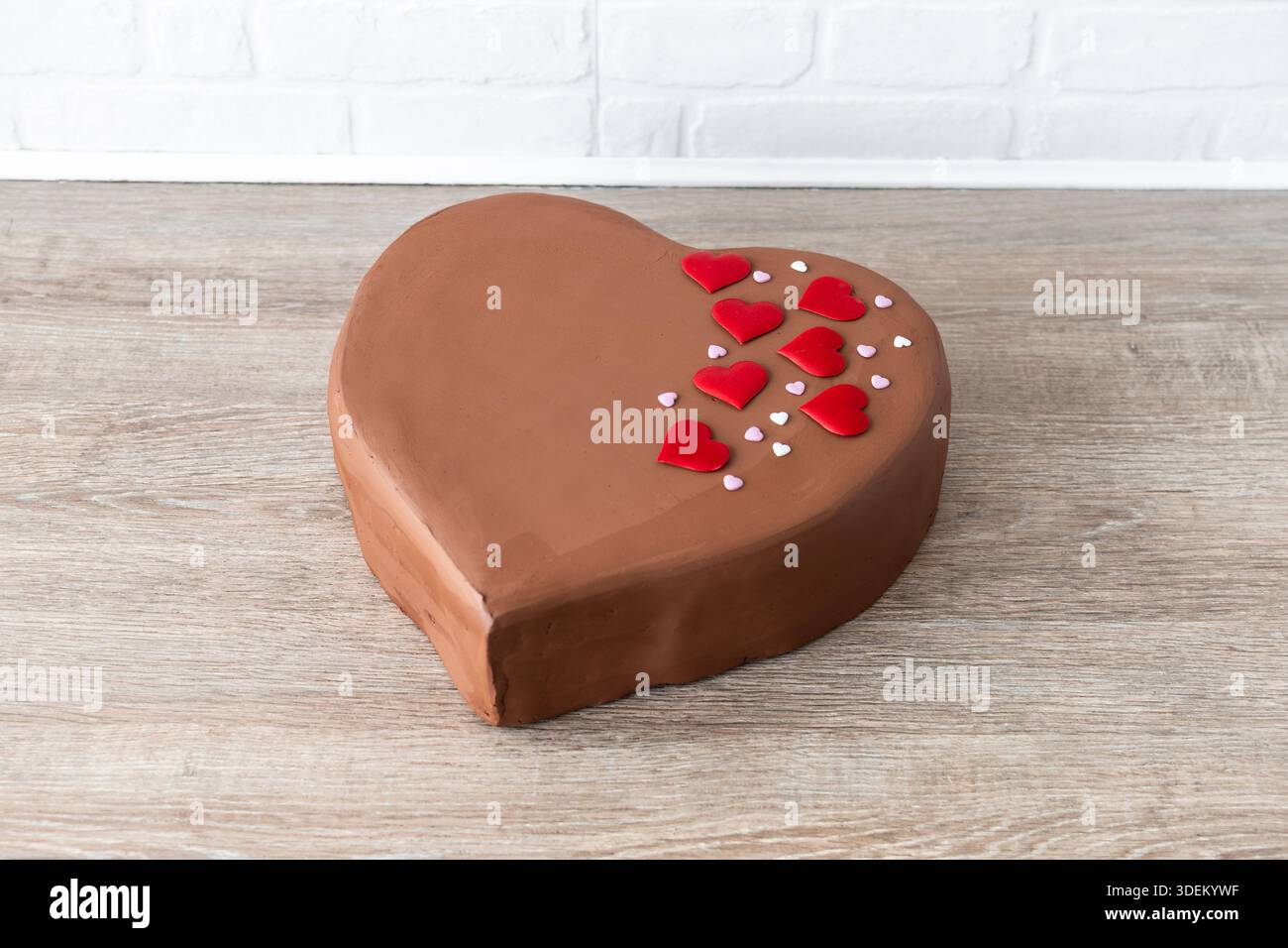 Gâteau de Saint-Valentin au chocolat avec décorations de coeur Banque D'Images