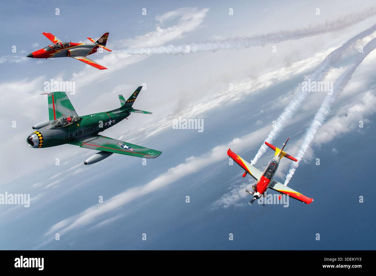 Formation mixte d'un Canadair CL-13B Sabre 6, CASA C-101EB Aviojet et Pilatus PC-21 photographiés air-air au Festival Aéreo Internacional AIRE 25 à San Javier. Le Sabre représente les premiers chasseurs à réaction avec son turboréacteur Orenda 14, le C-101EB sert d'avion d'entraînement propulsé par un turboréacteur Garrett TFE731, et le PC-21 est un avion d'entraînement moderne utilisant un moteur Pratt & Whitney Canada PT6A-68B, tous pilotés en formation coordonnée. Banque D'Images