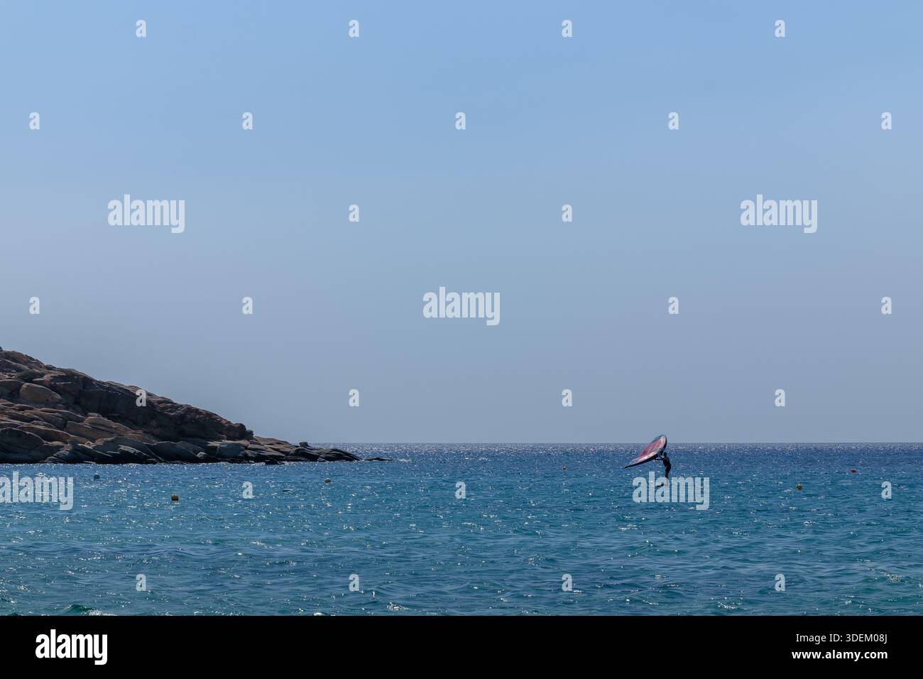 Vue d'un touriste profitant du surf sur aile foil à la plage Mylopotas à iOS Grèce Banque D'Images