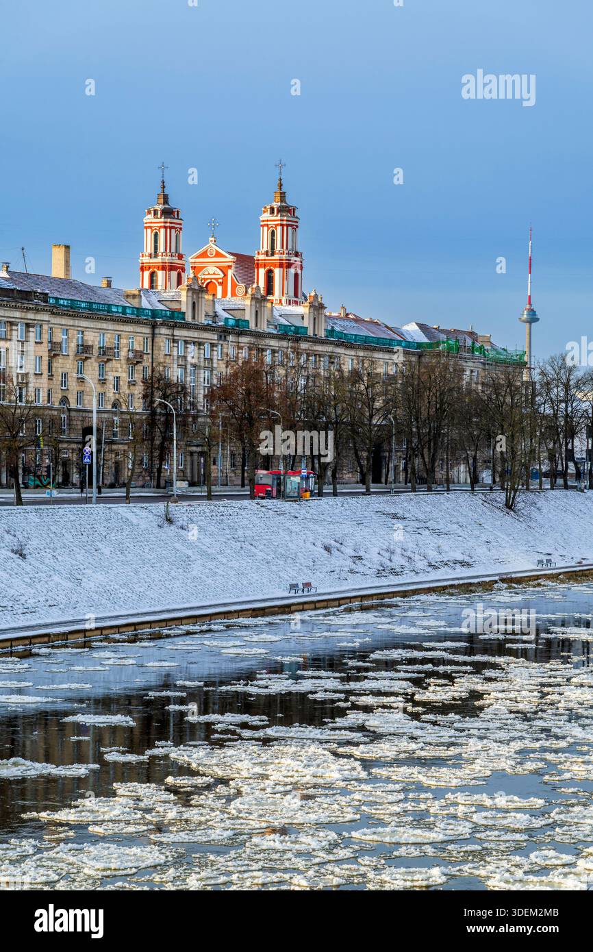 Vue hivernale de la rivière Neris et de la vieille ville, Vilnius, Lituanie Banque D'Images