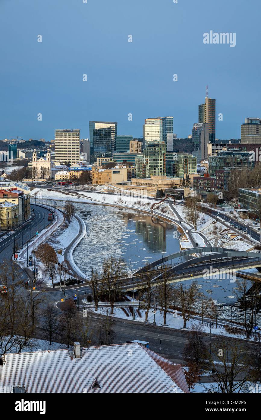 Horizon de la ville avec la rivière Neris en hiver, Vilnius, Lituanie Banque D'Images
