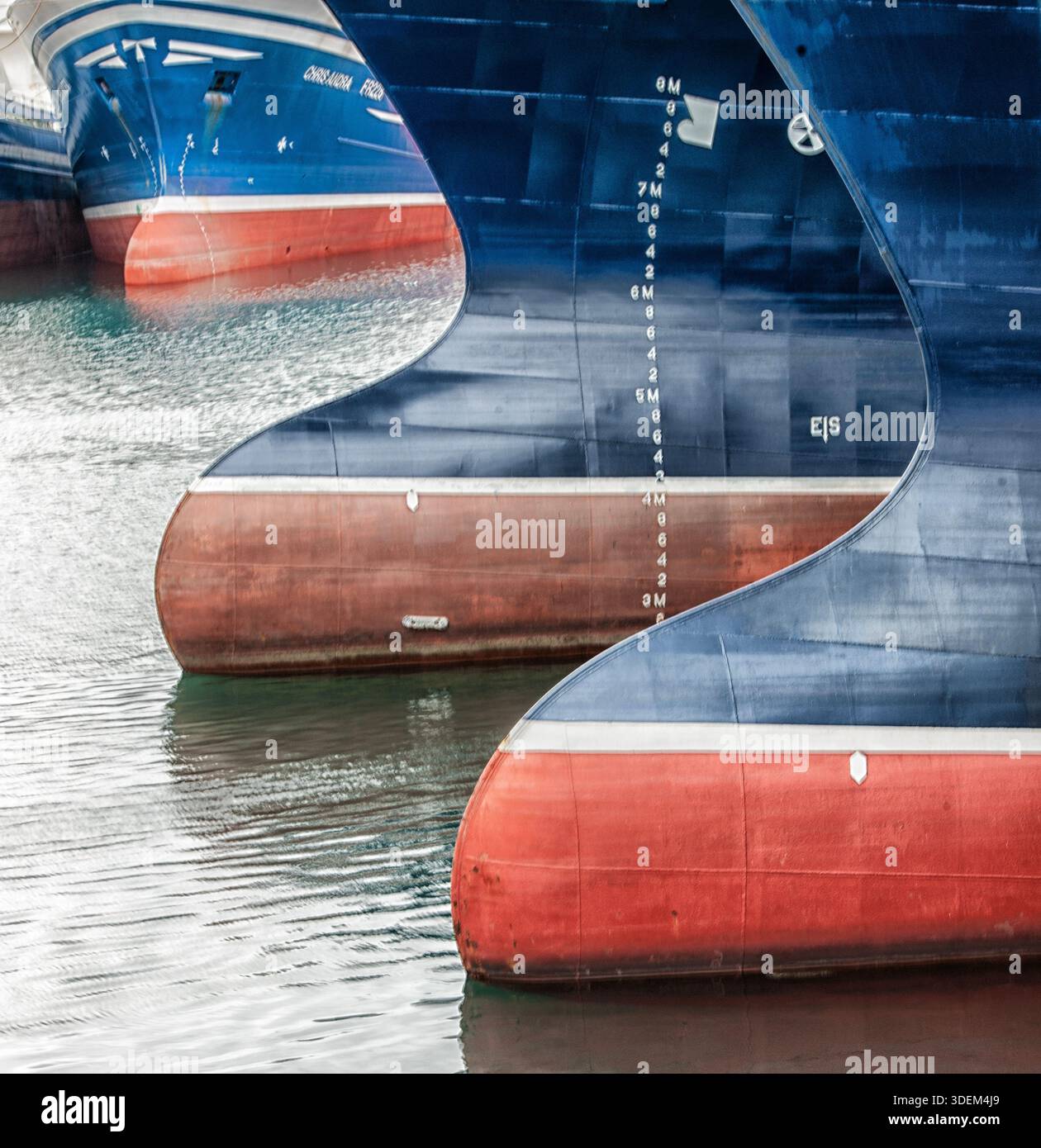 Photographie artistique des arcs de bateaux de pêche hauturière amarrés dans le port de Fraserburgh, Aberdeenshire, Écosse, Royaume-Uni Banque D'Images