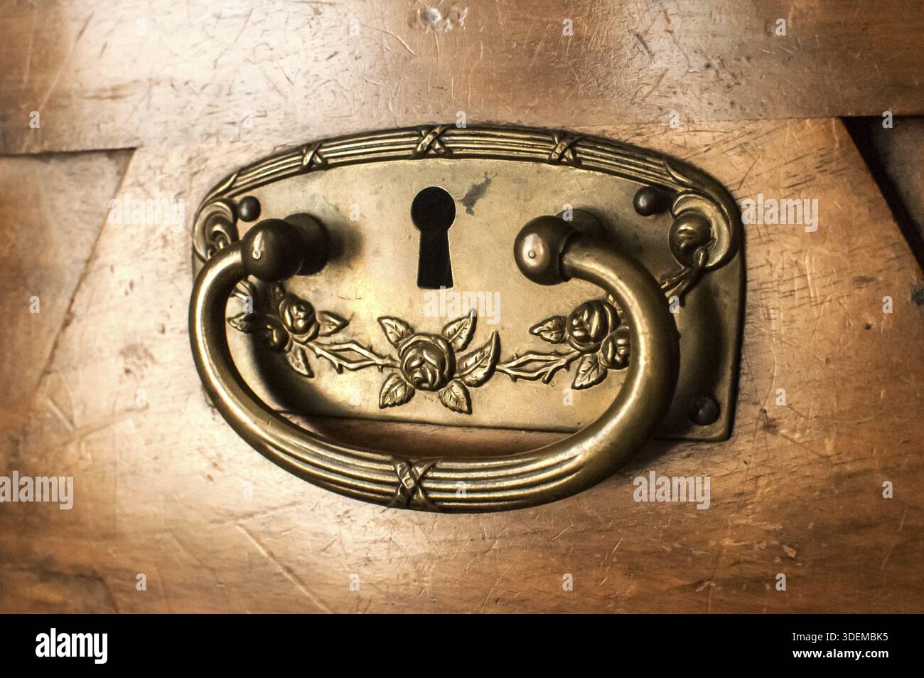 Quincaillerie en métal du casier à tiroir de l'armoire en bois antique closeup Banque D'Images