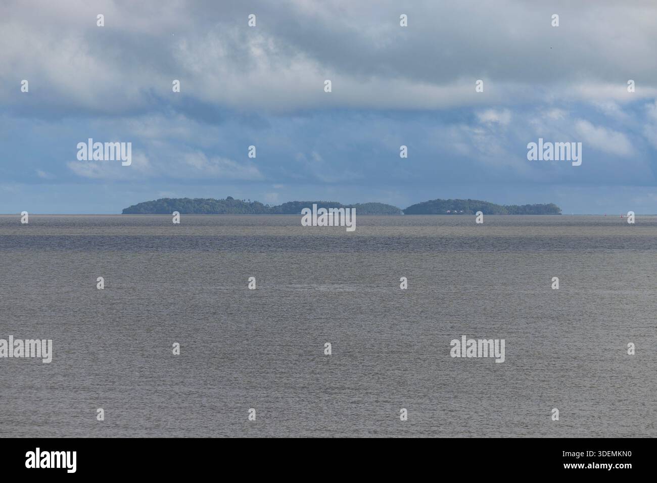 Les trois îles du Salut vues à 14kms au large de la côte de Kourou, Guyane française, France, où la mer est brune avec la limon de la rivière Amazone. Banque D'Images