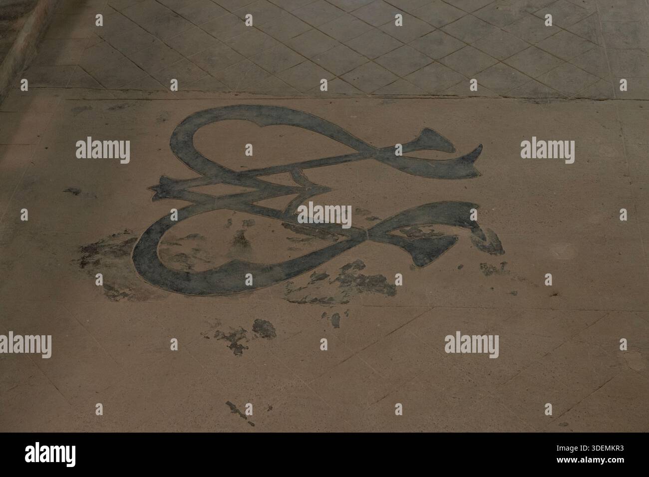 Initiales Ave Maria peintes par le prisonnier Francis Lagrange sur le sol de la chapelle de l'île Royale, Guyane française, France. Banque D'Images