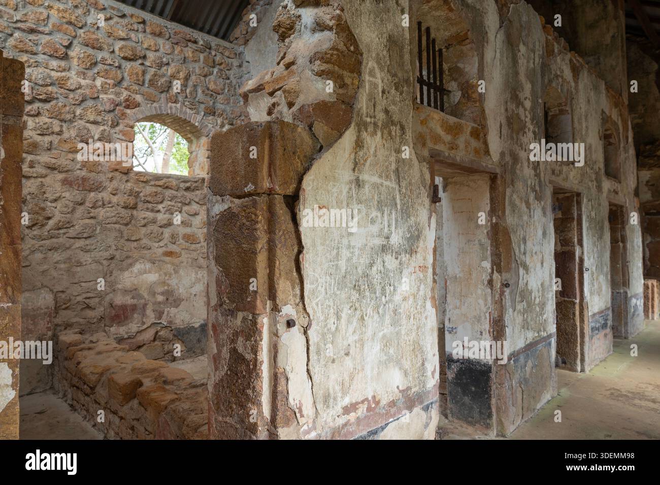 Couloir de la mort dans la colonie pénitentiaire du XIXe siècle sur l'île Royale, la plus grande des trois îles du Salut au large de la Guyane française, France. Banque D'Images