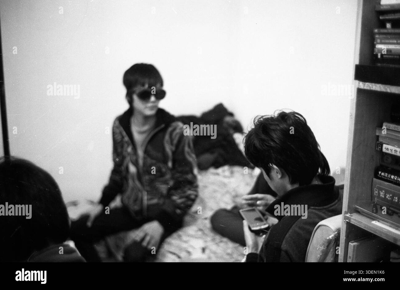 Étudiant utilisant un PDA portable dans un dortoir en Chine, début des années 2010 Banque D'Images