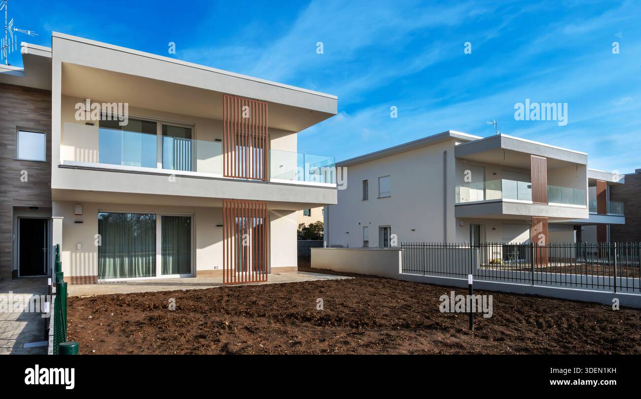 Les nouveaux appartements présentent une architecture innovante avec des balcons et des balustrades en verre sous un ciel bleu Banque D'Images