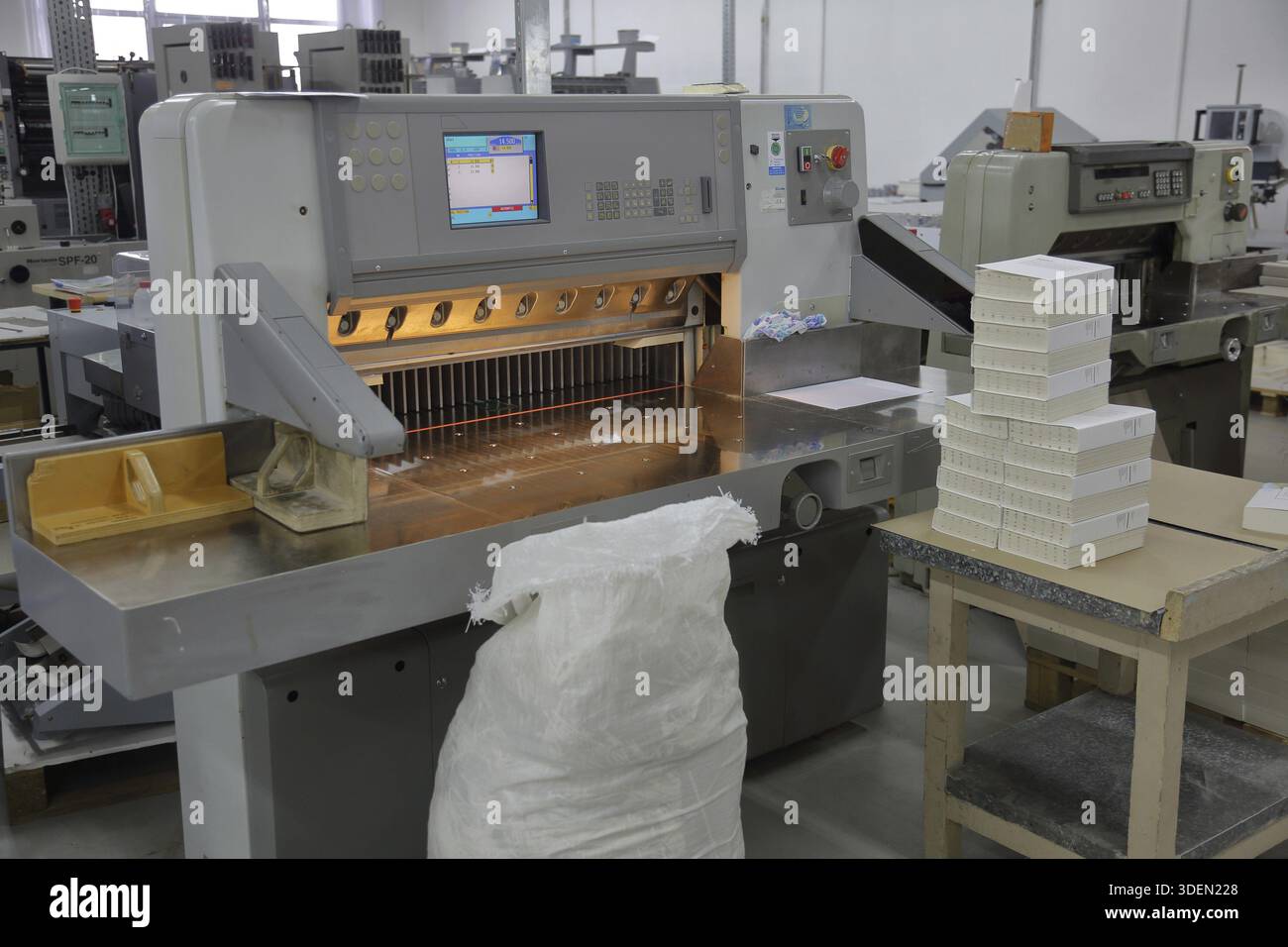 Équipement professionnel spécialisé pour la fabrication de produits imprimés dans l'imprimerie Banque D'Images