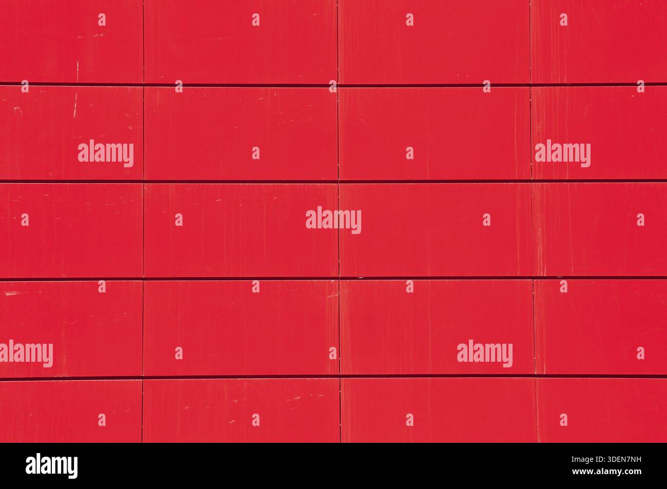Mur de panneau en métal rouge de façade de construction de bureau contemporain closeup comme arrière-plan Banque D'Images