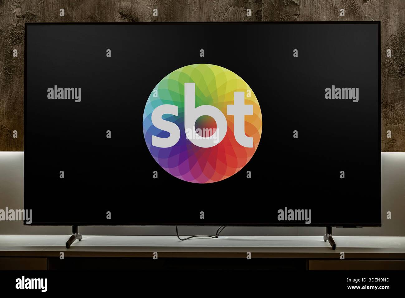 POZNAN, POL - 21 nov 2025 : téléviseur à écran plat affichant le logo de SBT, un système de télévision brésilien Banque D'Images